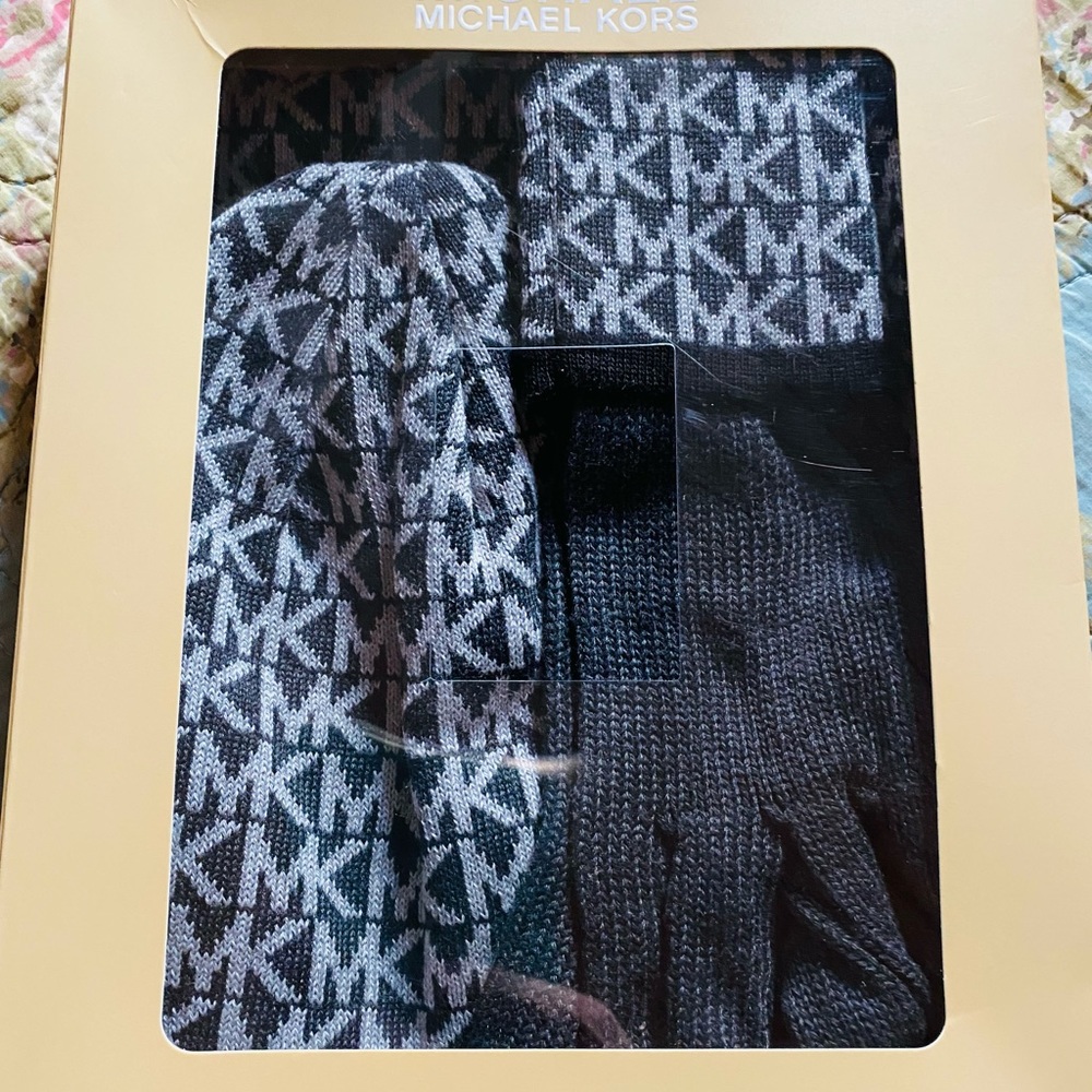 MICHAEL KORS Brand new Scarf Hat Glove Set